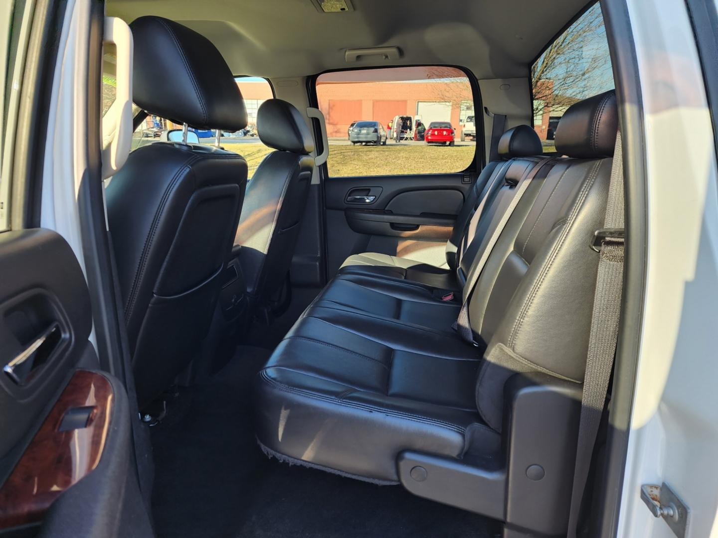 2011 WHITE /Black GMC Sierra 2500HD SLT Crew Cab 4WD (1GT121CG3BF) with an 6.0L V8 OHV 16V FFV engine, 6-Speed Automatic transmission, located at 1221 Madison St., Shelbyville, TN, 37160, (931) 680-9439, 0.000000, 0.000000 - Photo#6